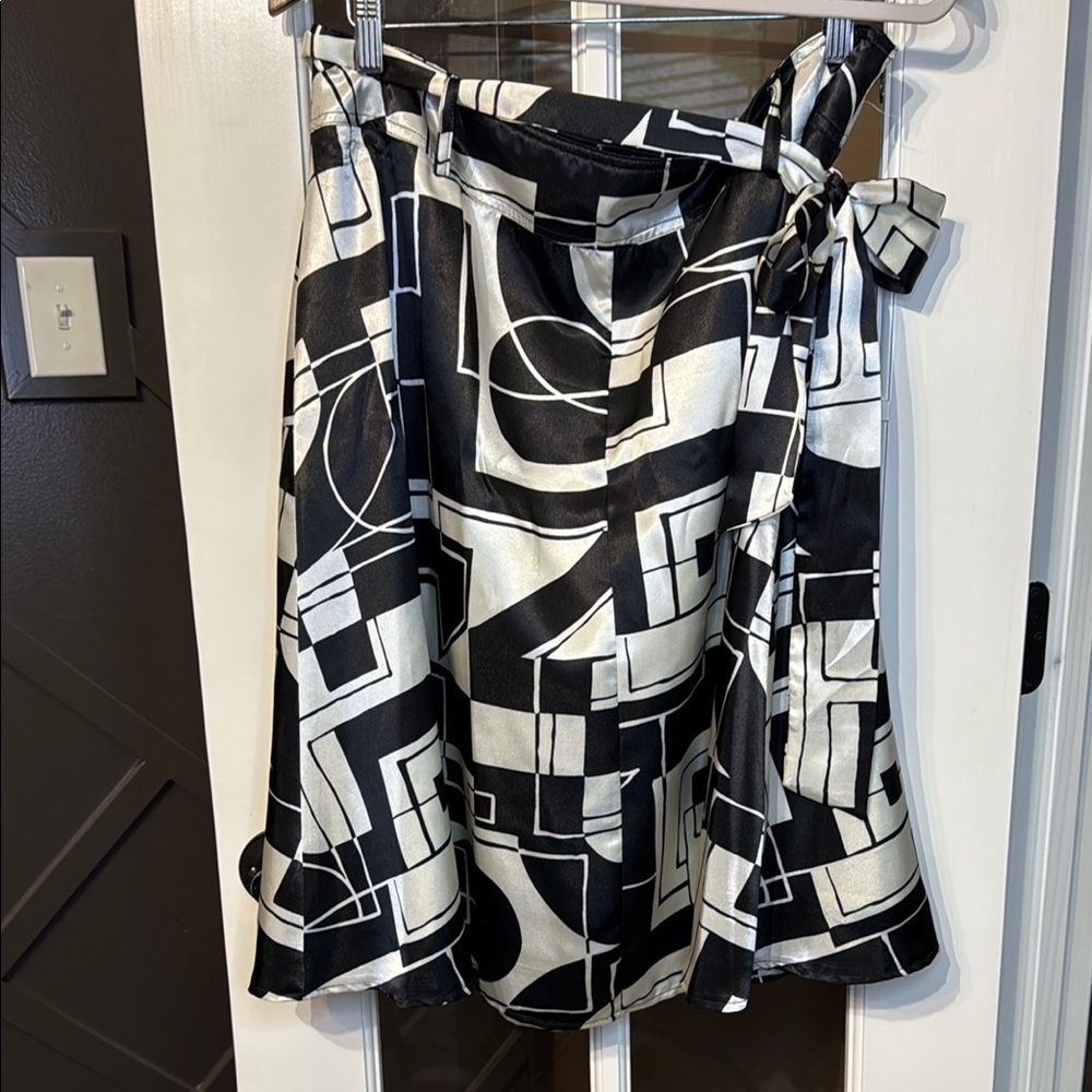 WORTHINGTON Satin Black & White Abstract Skirt 16 Art to Wear Office